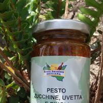 Pesto con zucchine, uva passa e pinoli